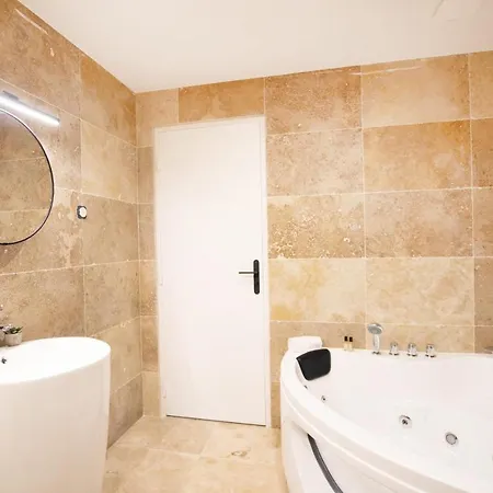 Guestready - Studio With Jacuzzi In The 10 Th *